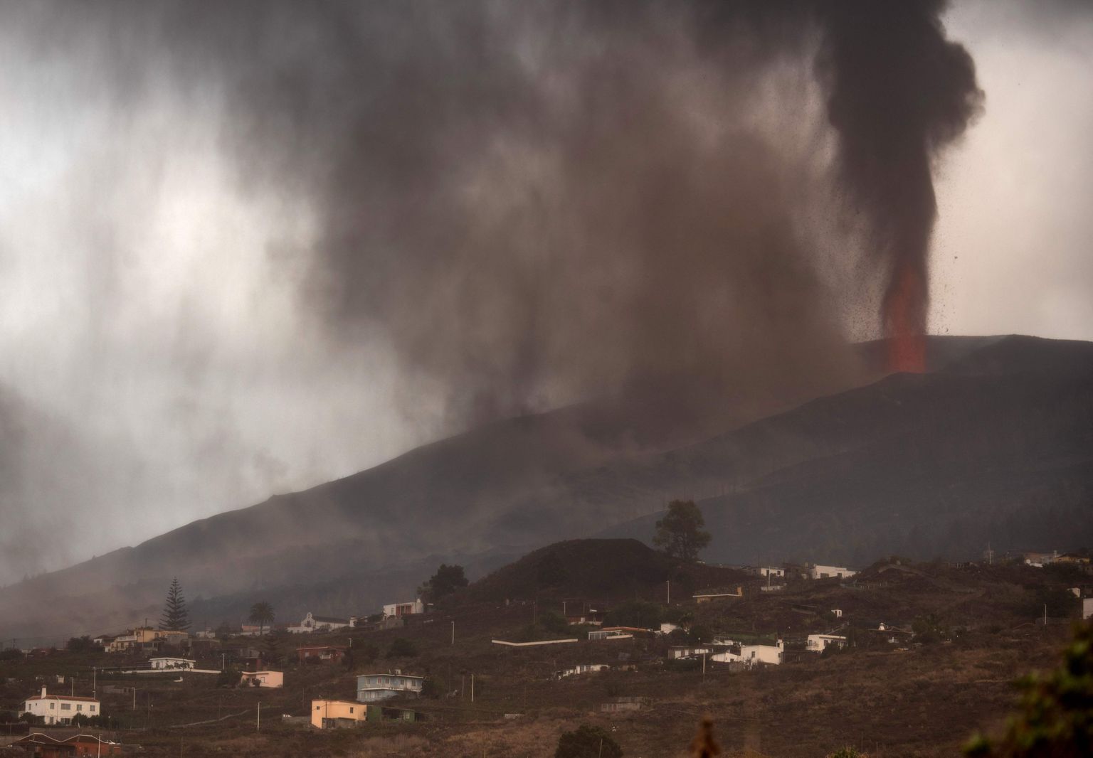 Hispaania Kanaari saarestiku Cumbre Vieja vulkaan purskamas
