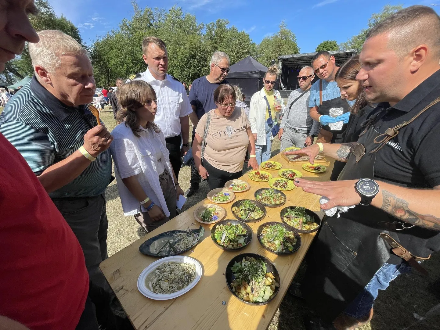 Võitnud võistkonna eestvedaja Tõnis Neigla serveerib žüriile räimesalatit.