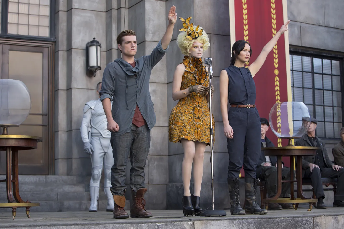 Kaader filmist "Näljamängud. Lahvatab leek". Pildil Josh Hutcherson (Peeta Mellark), Elizabeth Banks (Effie Trinket) ja Jennifer Lawrence (Katniss Everdeen).