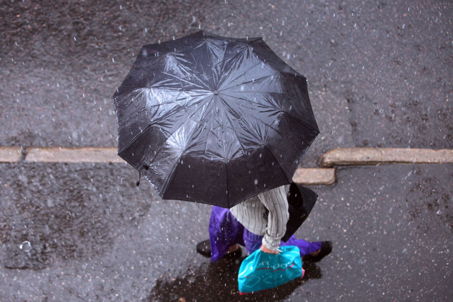 Женщина во время дождя