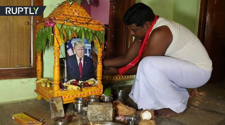 Indialane kummardab Donald Trumpi nagu jumalat