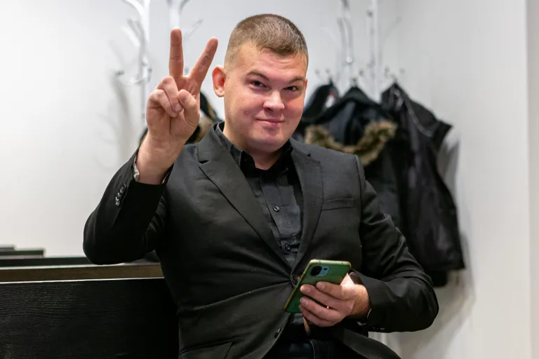 Sama aasta lõpus, mil Kevin Kadakas pettusi korda saatis, osales ta tõsielusaates «Poissmeeste pidu». Seal omistati talle pankrotistunud ärimehe tiitel.