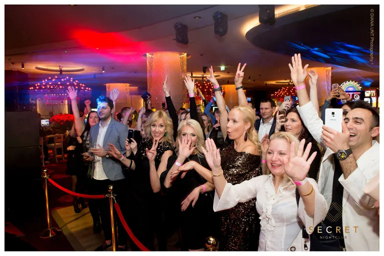DJ Burak Yeter esines Secret Nightclubis