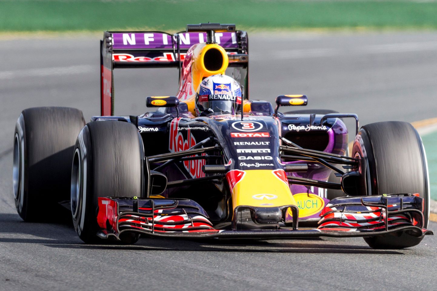 Daniel Ricciardo Red Bulli meeskonna roolis.