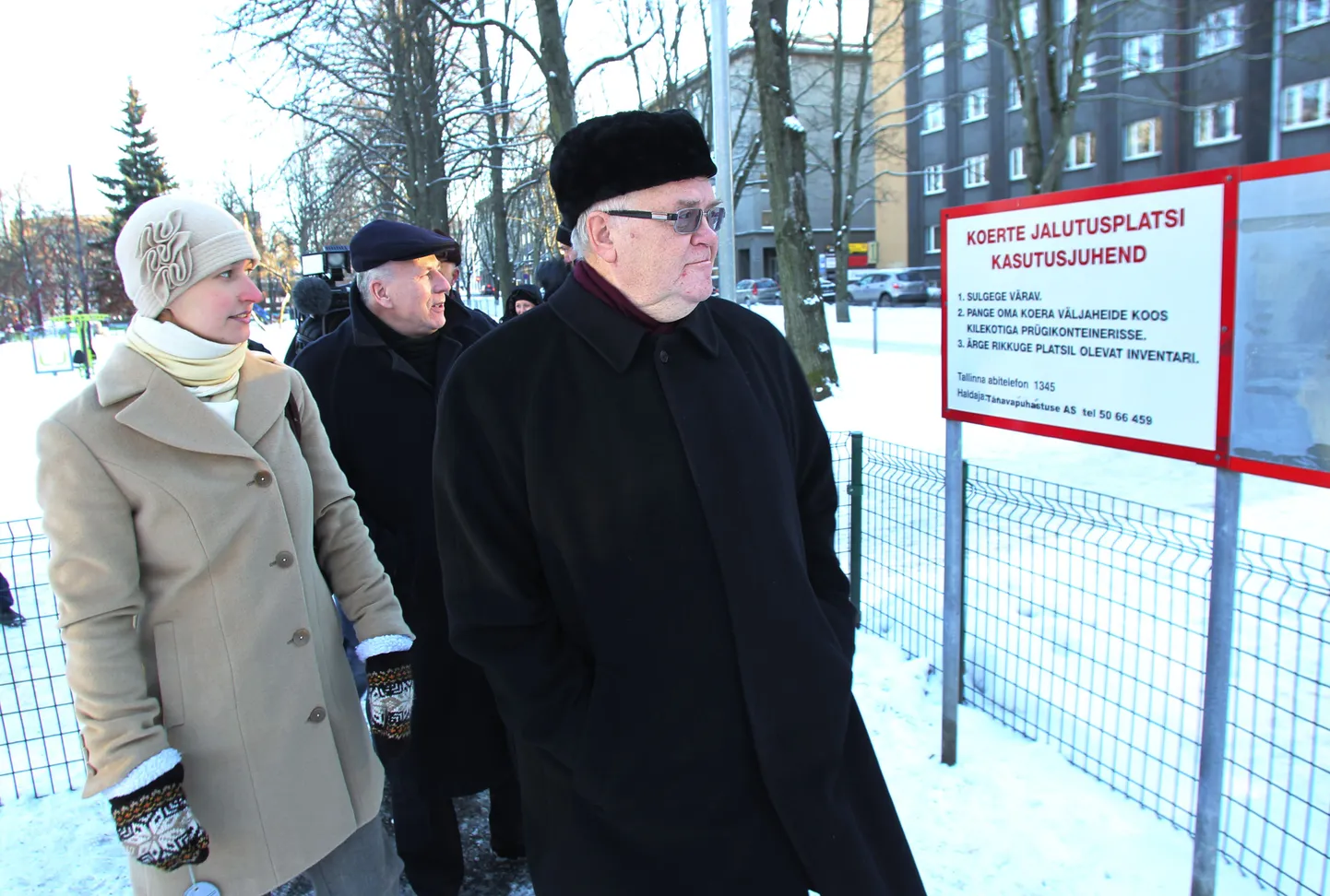 Linnapea Edgar Savisaar ja abilinnapea Arvo Sarapuu külastasid Politseiaias asuvat koerte jalutusväljakut.