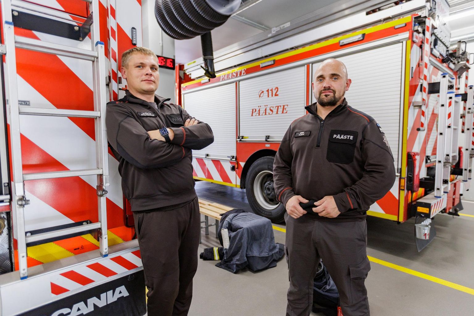 Nõmme komando päästjad Kristo Roosimägi (vasakul) ja Erik Kokk tõdevad, et lisatööd tegemata on keeruline toime tulla. Mitme töö tegemine on kurnav ja eraelu elamiseks ei jätku sageli jõudu ega aega.