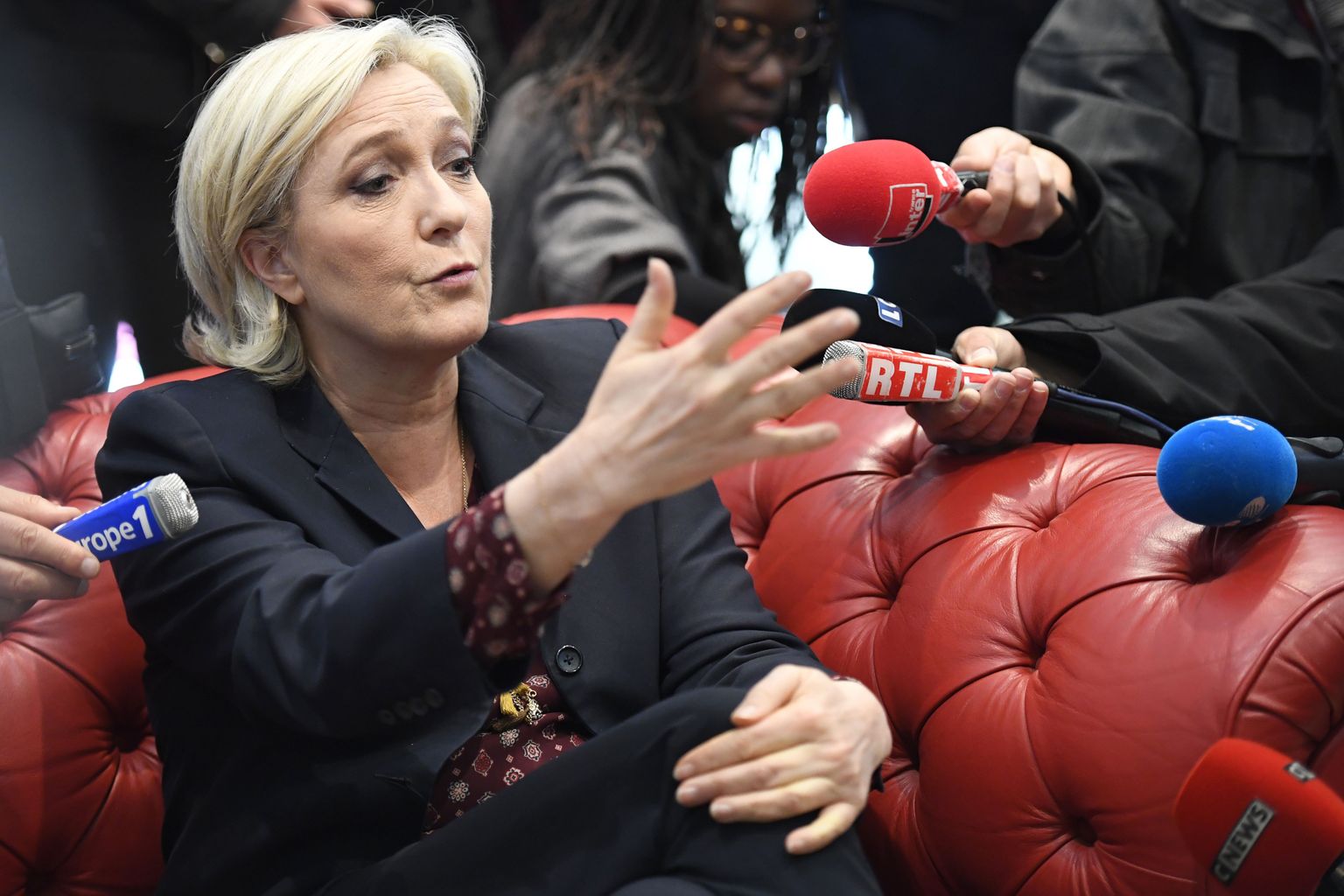 Marine Le Pen eile ajakirjanike keskel.