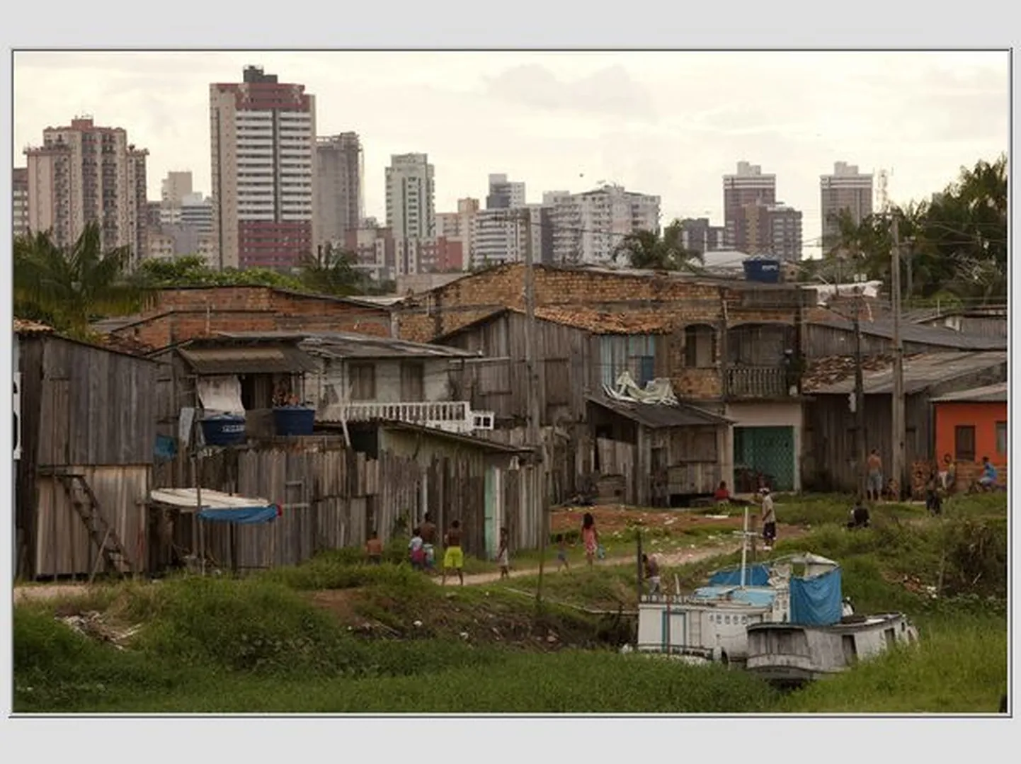 Igapäevaelu Brasiilia Terra Firme agulis Brasiilias. Tegemist on ühe vaesema ning vägivaldsema piirkonnaga Para osariigis.