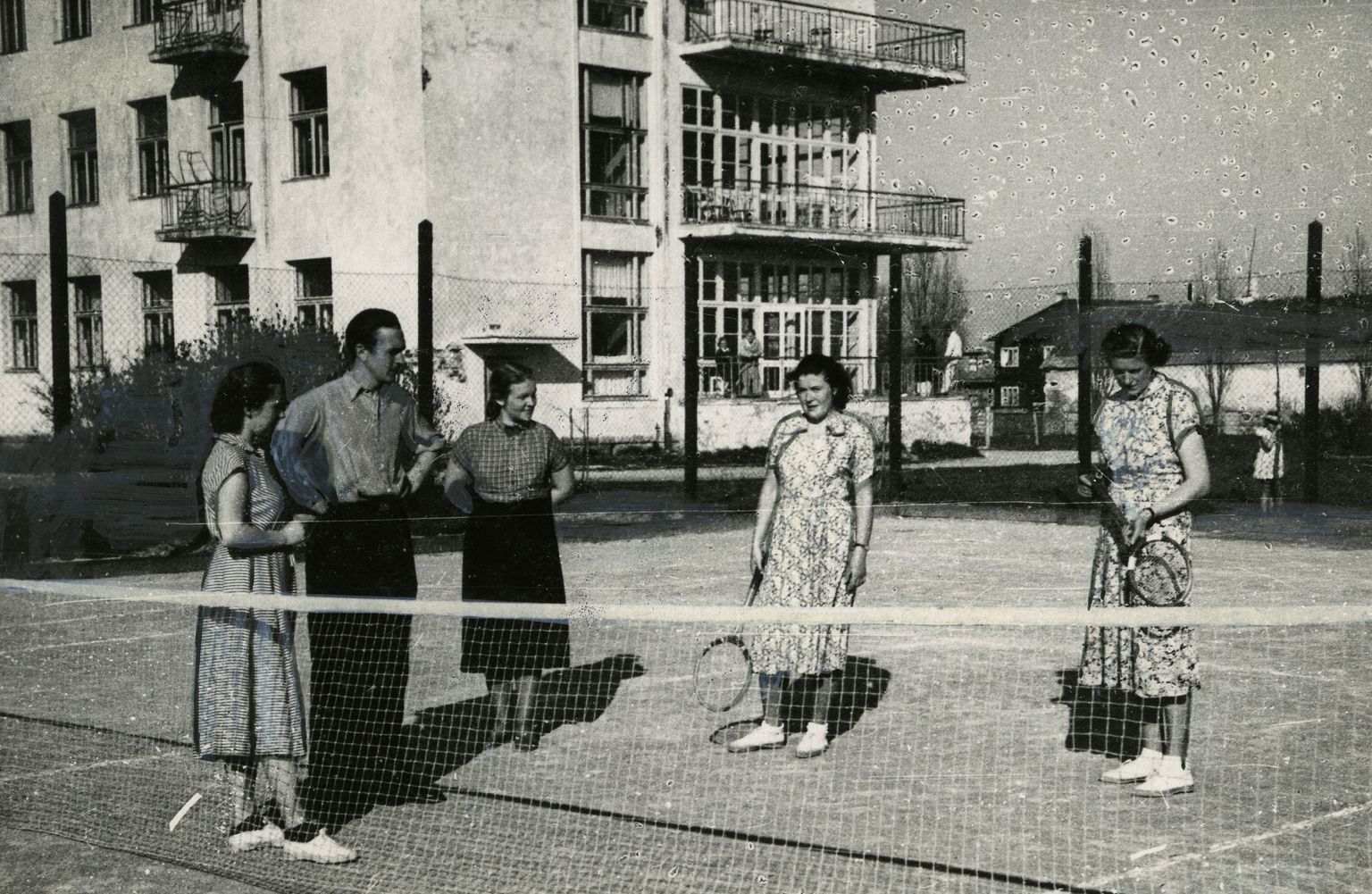 KESKHAIGLA TÖÖTAJAD tenniseväljakul, mis valmis Kingissepa rajoonihaigla territooriumil 1956. aastal.