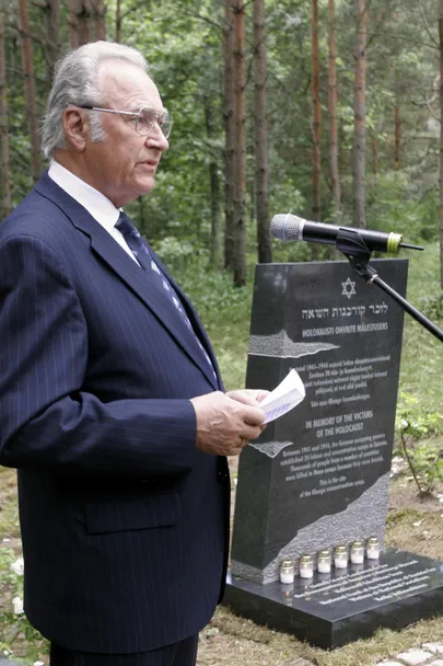 President Rüütel Klooga mälestuskivi avamisel.
