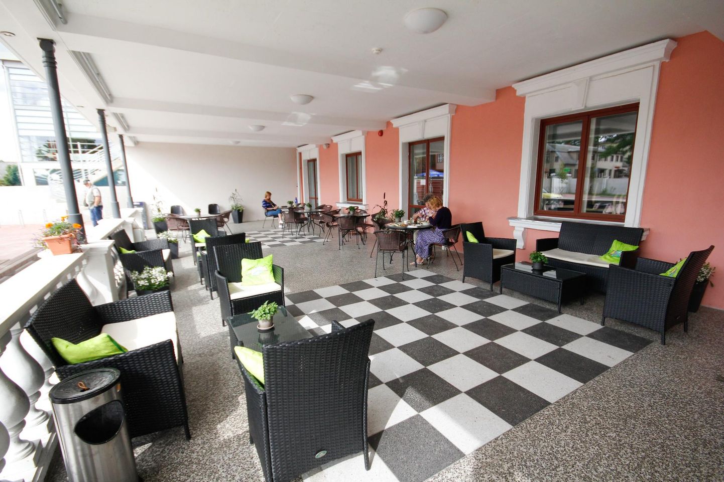 Sakala ruumides tegutsenud kohvikut Harmoonia pidav ettevõte hakkab mõisahoones pidama restorani Schloss.