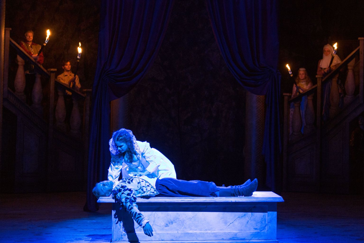 Kaks armastajat «Romeo ja Julia» lõputseenis, Romeot mängimas Will Shakespeare, Juliat Viola de Lesseps ehk Karmo Nigula ja Piret Krumm.