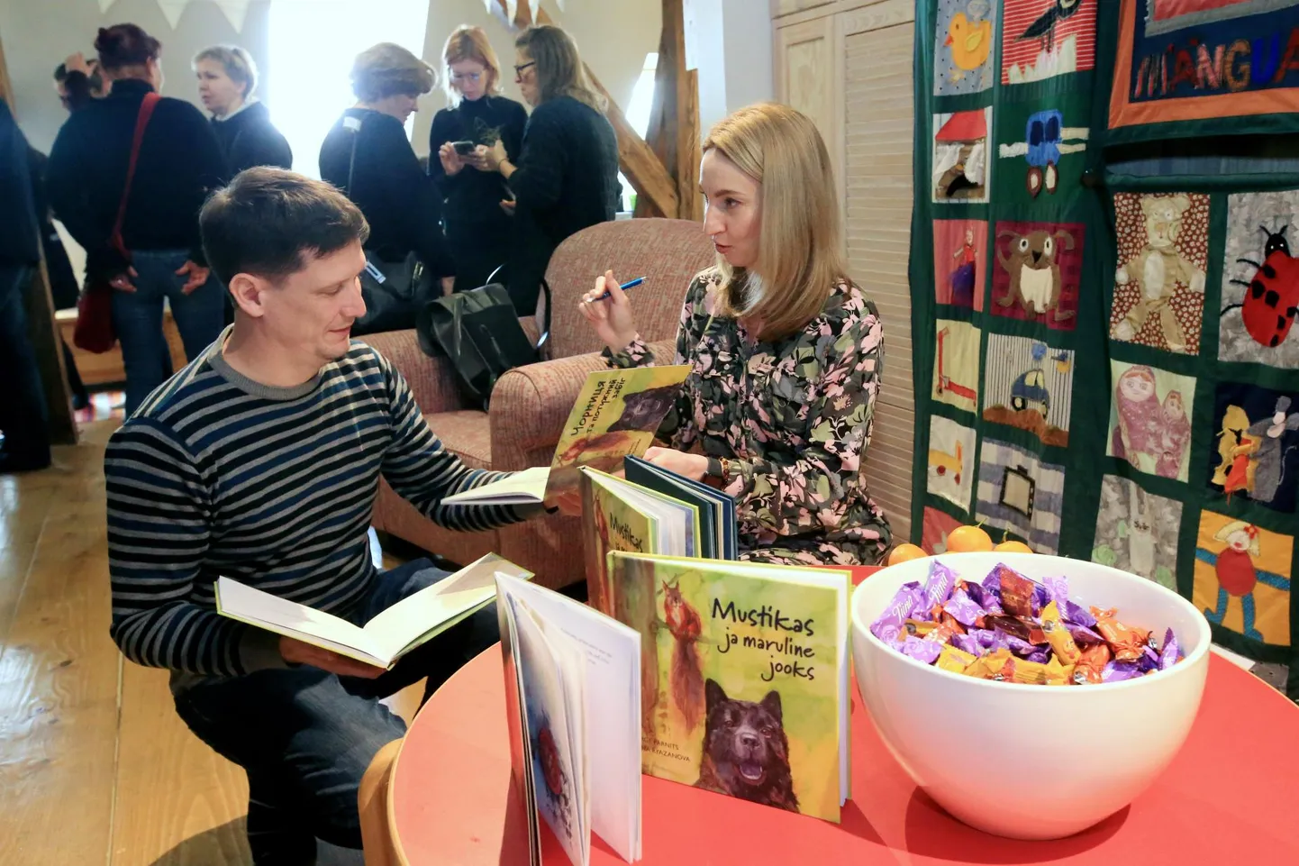 Raamatu «Mustikas ja maruline jooks» illustraator Anna Ryazanova andis esitlusel autogammi raamatu eestikeelse versiooni trükkinud trükikoja Printon müügidirektorile Lauri Juursoole.