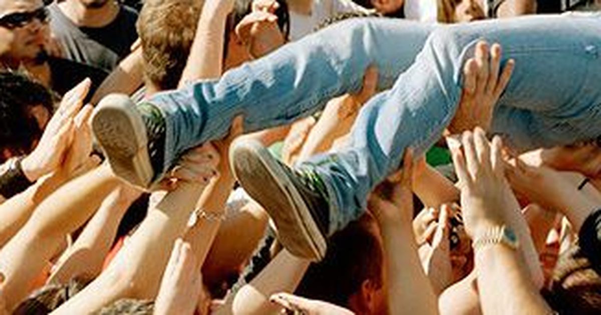 Диджей "проплавал" на руках поклонников два часа - Архив - Rus.Postimees.ee