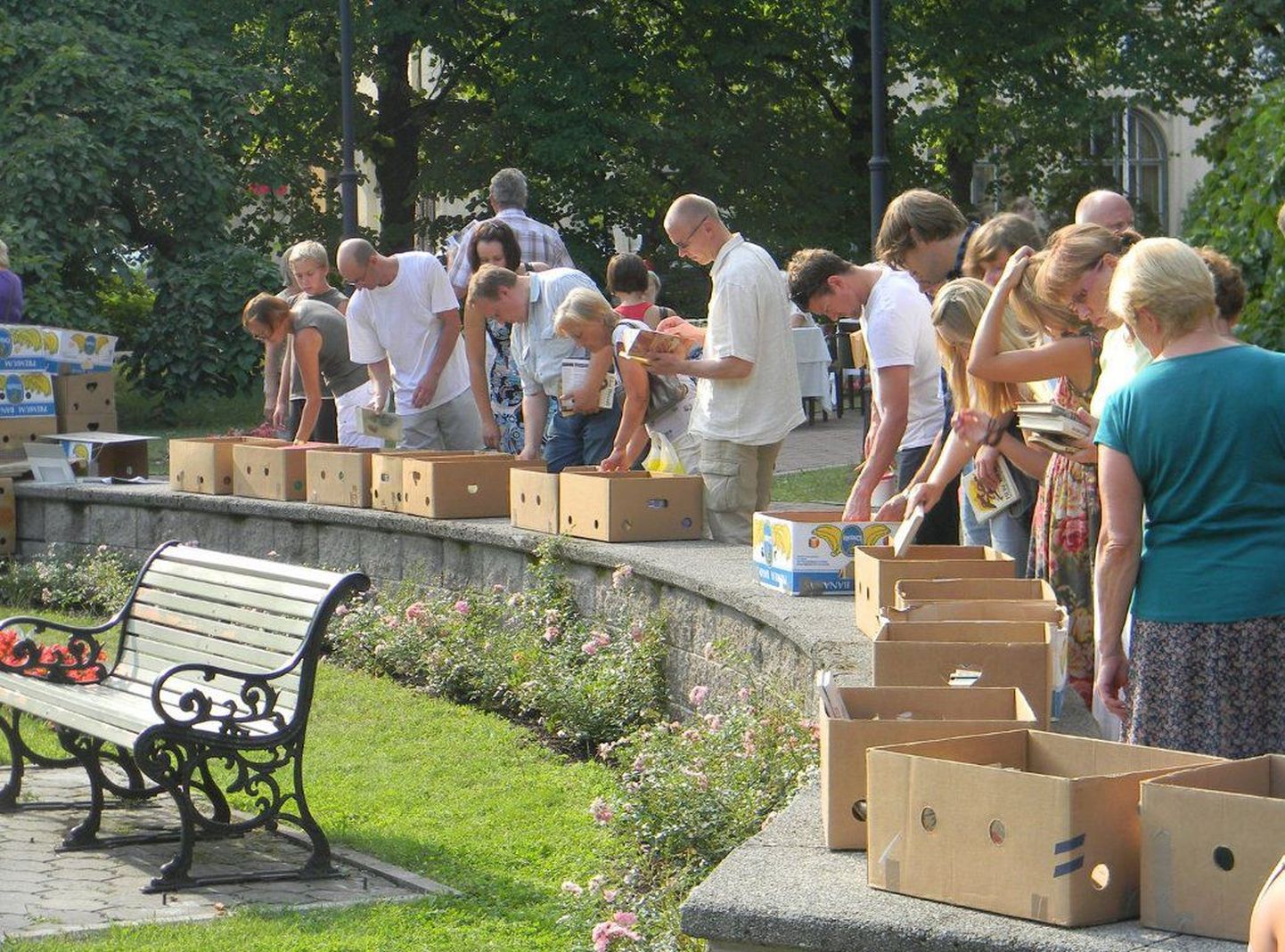 Festivali „Augustiunetus” ürituste raames peeti Pärnus Koidula pargis laupäeval raamatulaata.