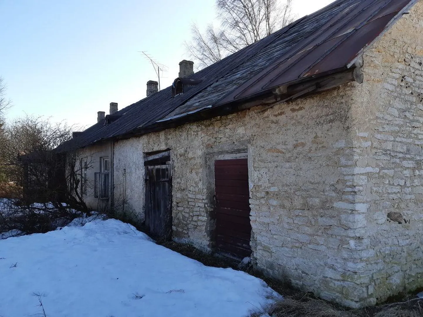 Väike-Maarja valla poolt enampakkumisele pandud Teeserva kinnistult Hirla külas leiab suuremat renoveerimist vajava lagunenud elamu.