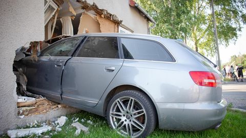 Маневр Audi, въехавшей в жилой дом, запечатлела камера видеонаблюдения