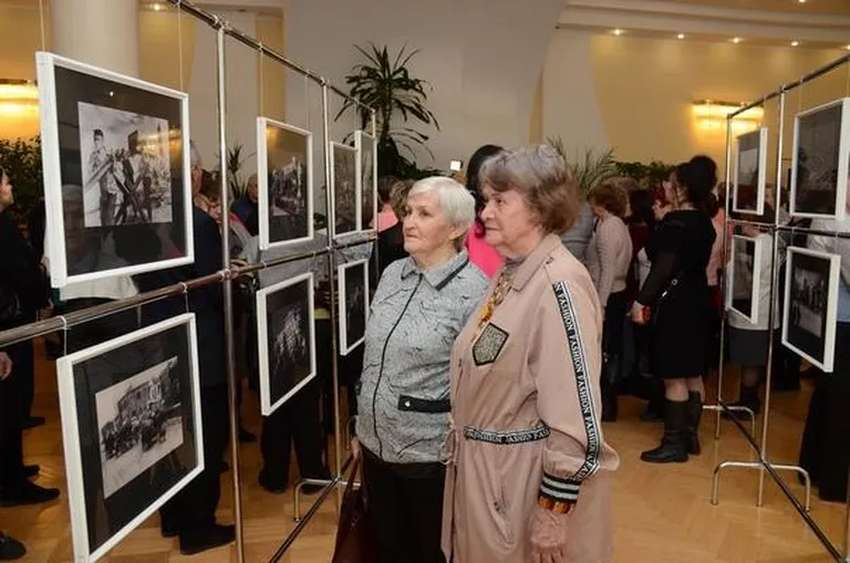 Римма Второва (слева) на фотовыставке о военных годах в феврале 2023 года