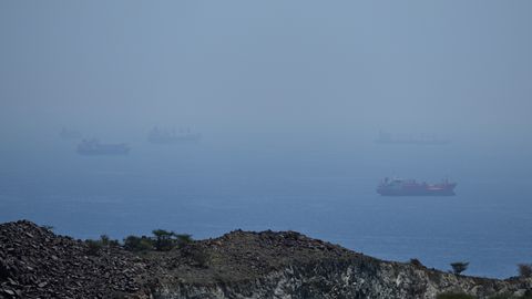 Irāna saņēmusi pirmās nodevas par Hormuza šauruma šķērsošanu