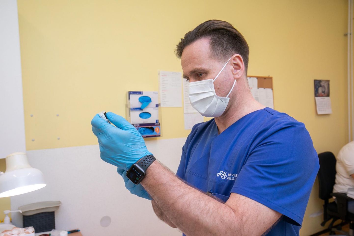 Rakvere haigla õendusjuht Markel Pajupuu valmistub süstima koroonavaktsiini.