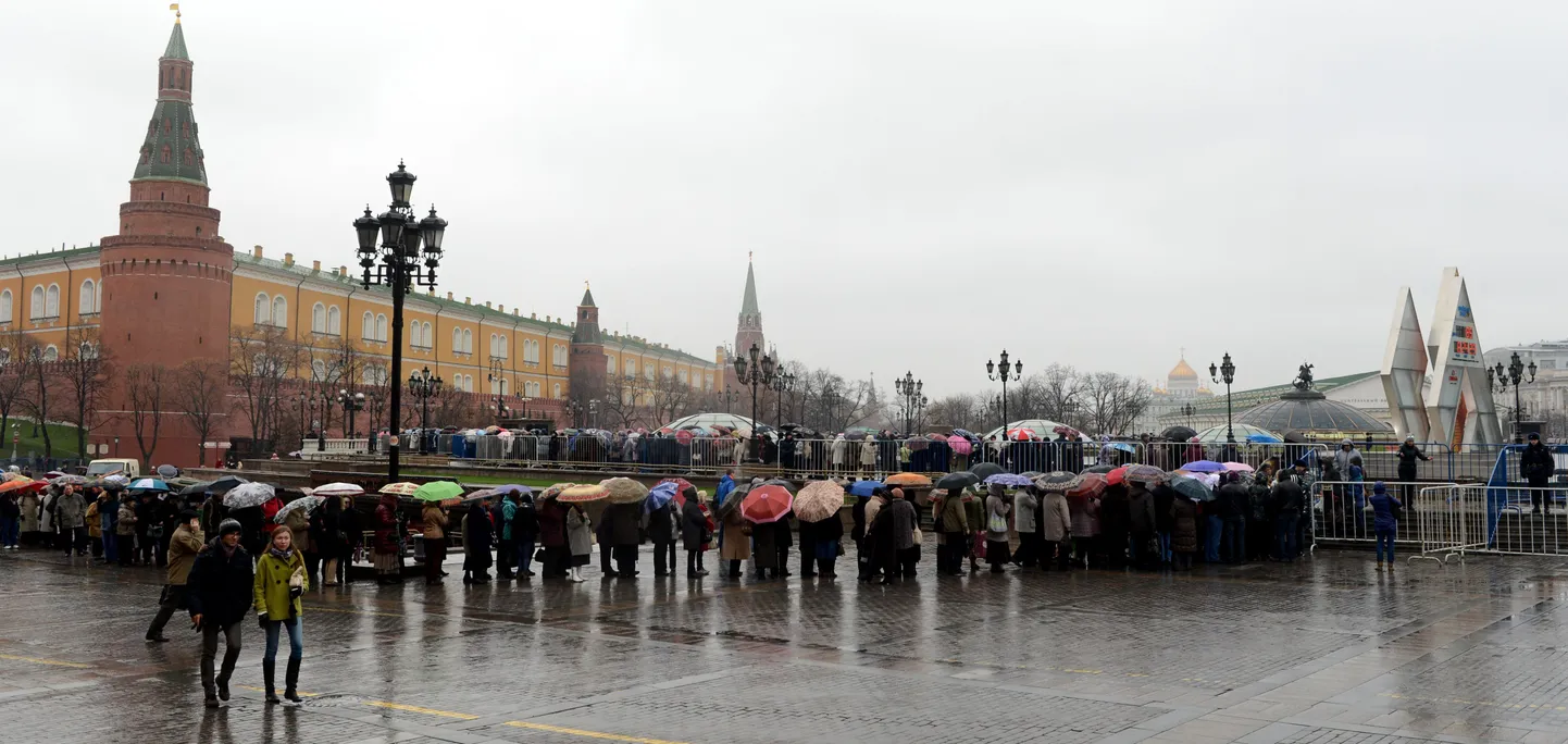 Järjekord Moskvas Maneeži väljakul.