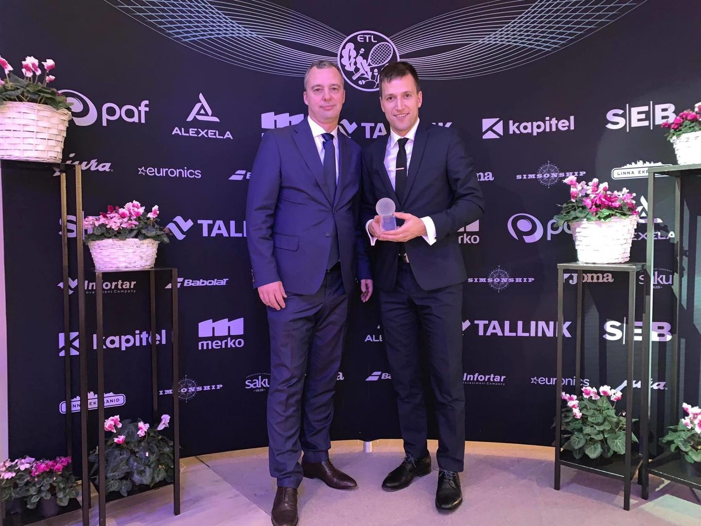 Eesti Tennise Liidu peasekretärilt Allar Hindilt (vasakul) võttis auhinna vastu Aqva Openi üks eestvedaja Siim Tuus.