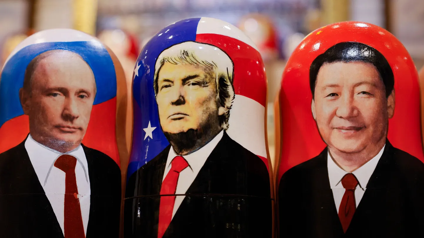 Путин, Трамп и Си на матрешках.