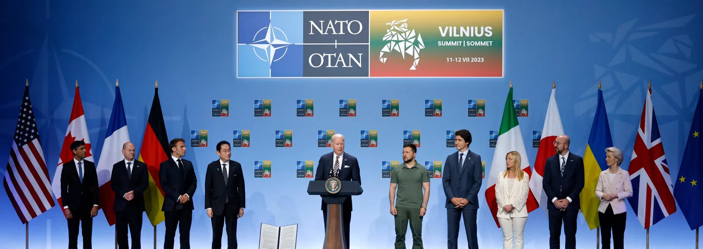 (Vasakult) Briti peaminister Rishi Sunak, Saksamaa liidukantsler Olaf Scholz, Prantsusmaa president Emmanuel Macron, Jaapani valitsusjuht Fumio Kishida, USA riigipea Joe Biden, Ukraina president Volodõmõr Zelenskõi, Kanada peaminister Justin Trudeau, Itaalia valitsusjuht Giorgia Meloni, Euroopa ülemkogu eesistuja Charles Michel ja Euroopa Komisjoni president Ursula von der Leyen NATO tippkohtumisel Vilniuses. Biden ütles, et G7 aitab Ukrainal üles ehitada võimsat sõjaväge, kuni riik ootab kutset NATO ühtsesse perre.