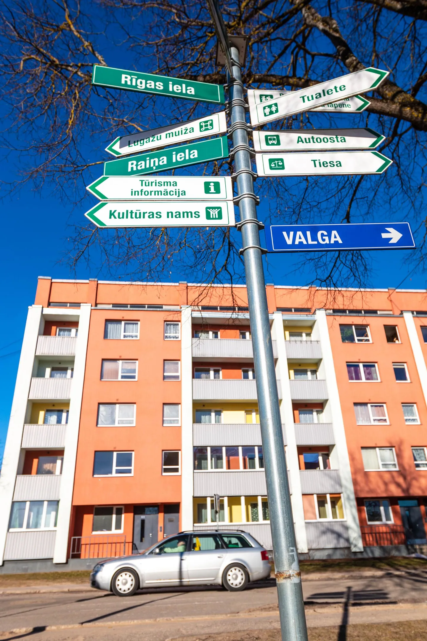 Suunaviidad Valka kesklinnas juhatavad tähtsamate teede ja asutusteni, aga ka naaberriiki, kus palgad ning toetused suuremad. Paljud lätlased ongi valinud just selle suuna.