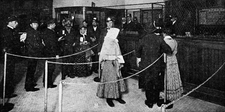 Immigrandid Ellis Islandil raha vahetamas. 1911.