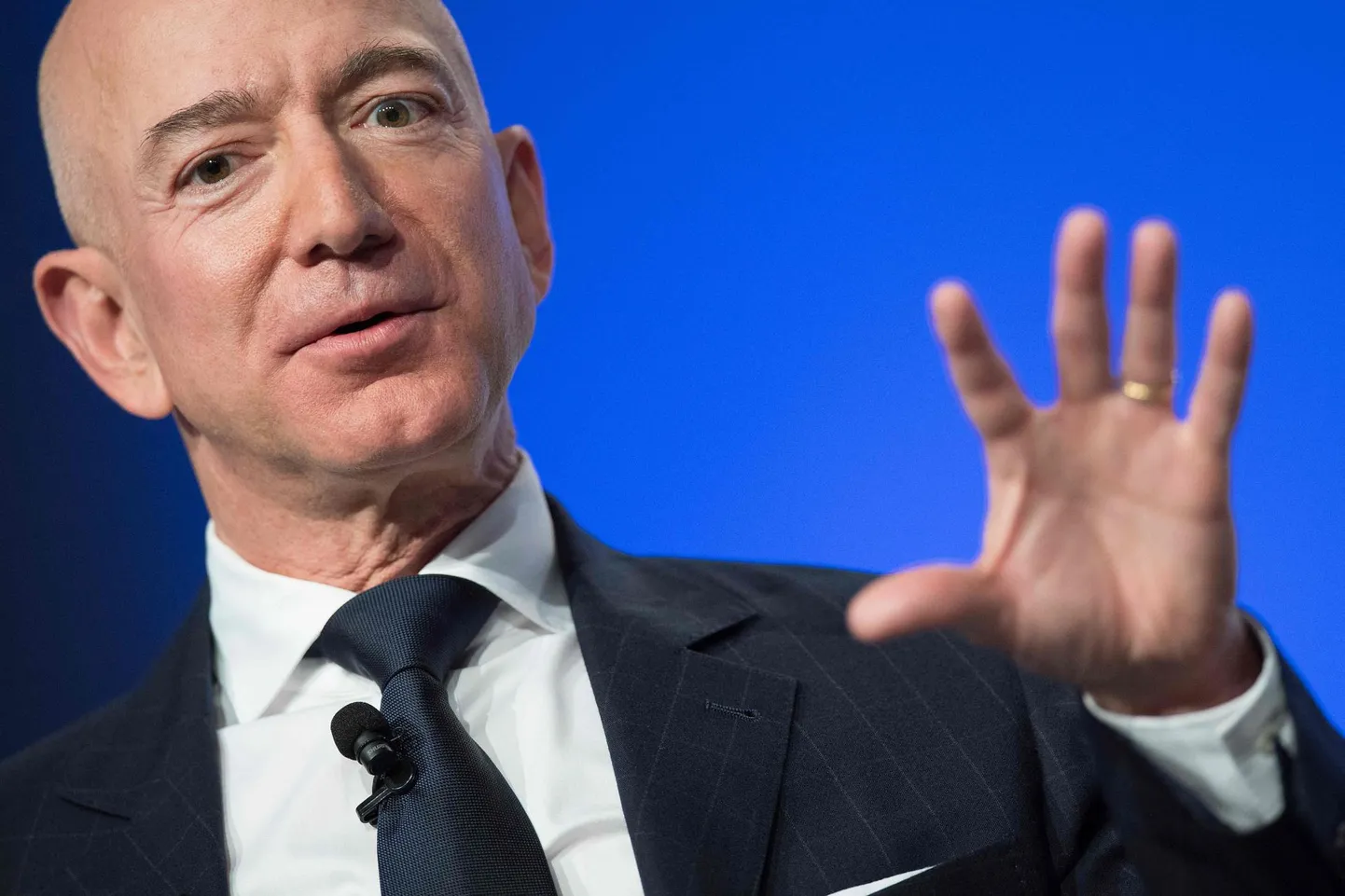 1994. aastal asutatud Amazonile kuulub üle 40 erineva äri, tegeletakse e-kaubandusega, pakutakse pilveteenust, voogedastusteenust, arendatakse elektroonikaseadmeid ja tehisintellekti. Amazon on teinud oma omanikust Jeff Bezosest (pildil) maailma rikkaima inimese.