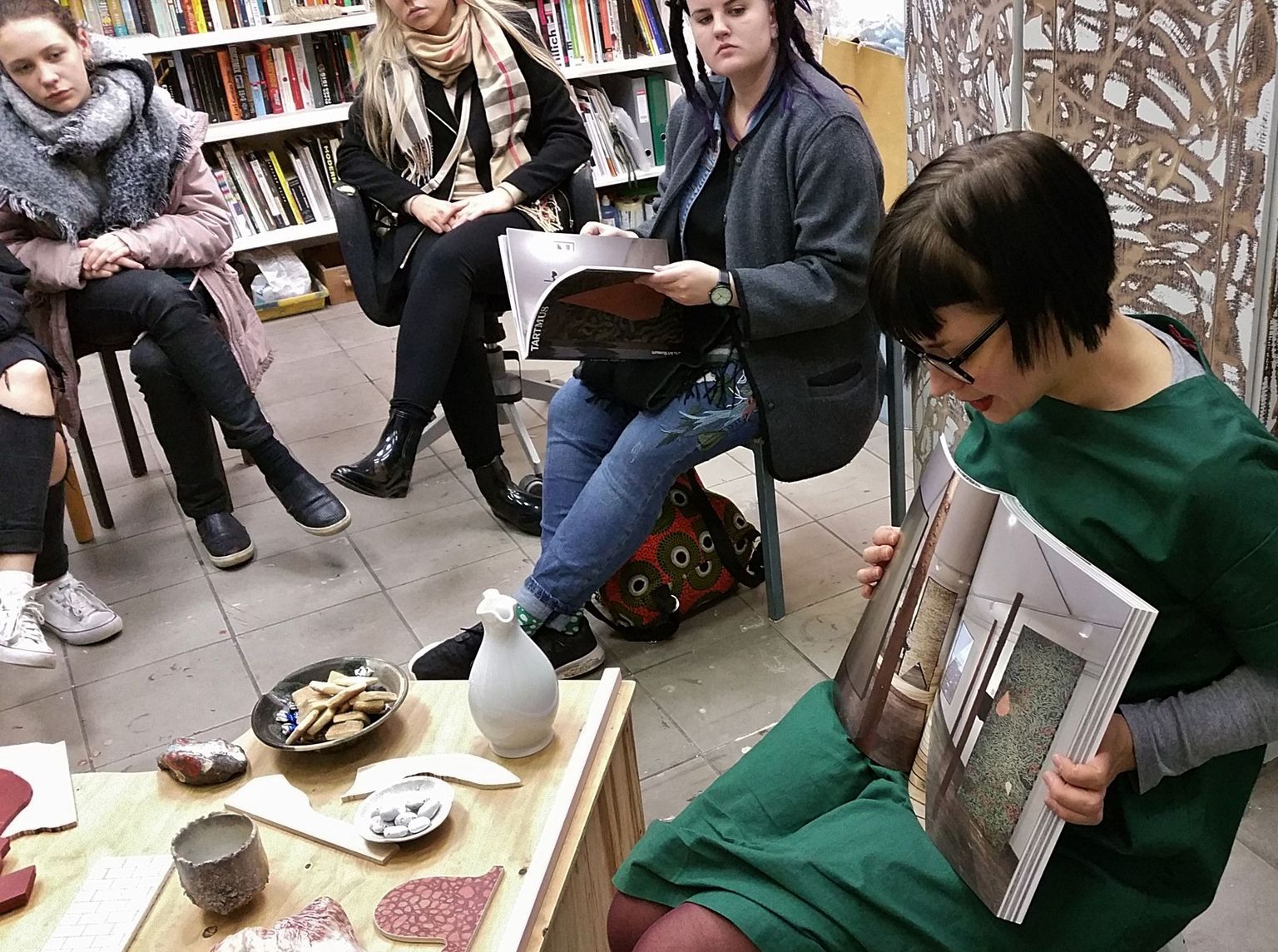 Kunstnik Laura Põld Haapsalu Noorte Kaasaegse Kunsti Stuudio õpilastele oma kunstist rääkimas.
