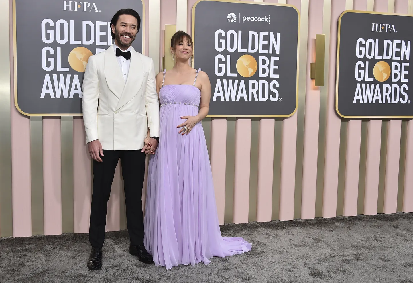Näitlejad Tom Pelphrey ja Kaley Cuoco 2023. aasta jaanuaris Kuldgloobuste auhinnagalal.