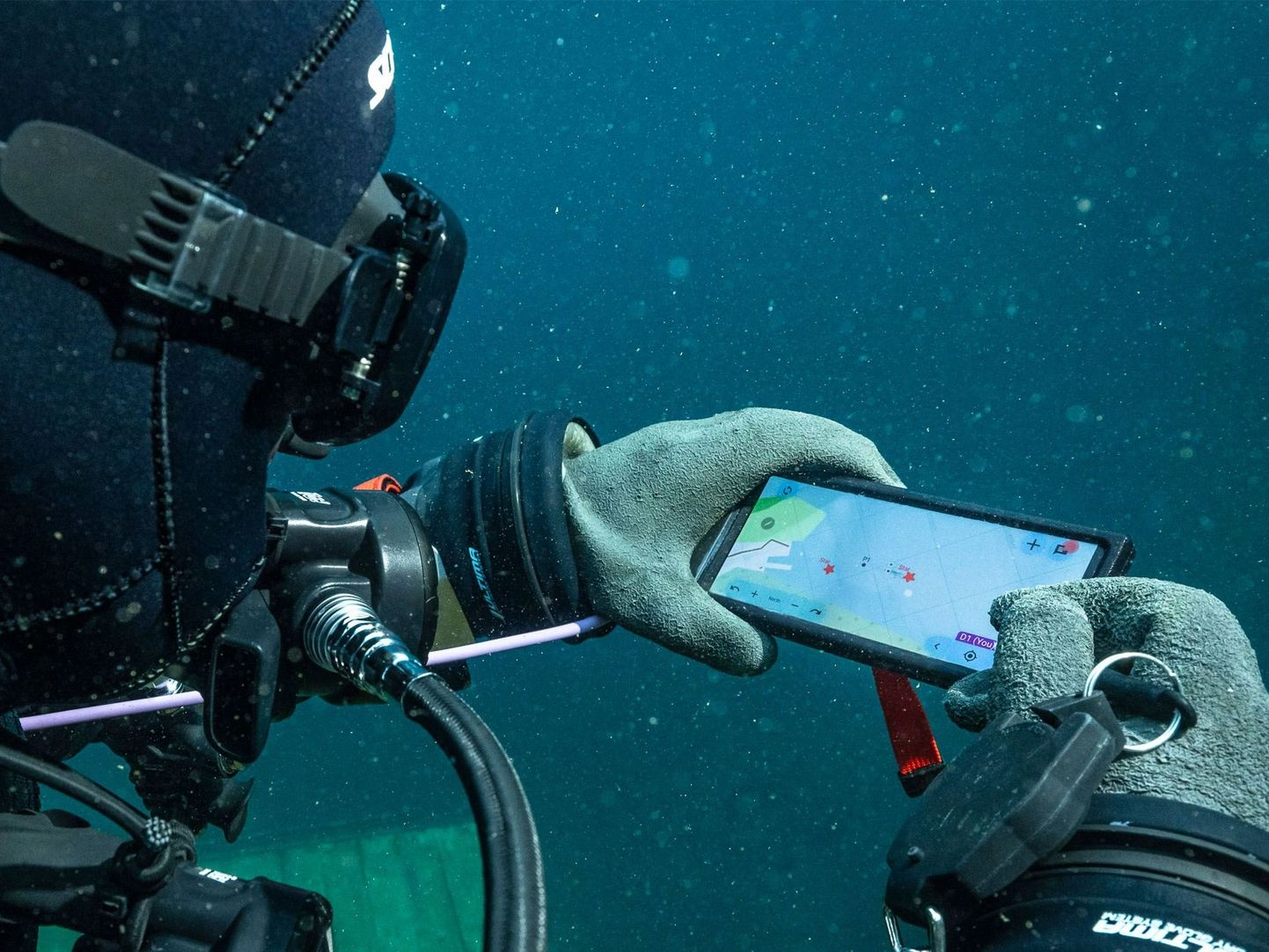 «Mobiiliga» vee all: väike ekraaniga seade aitab sukeldujatel navigeerida ja teiste asukohta kaardil näha.