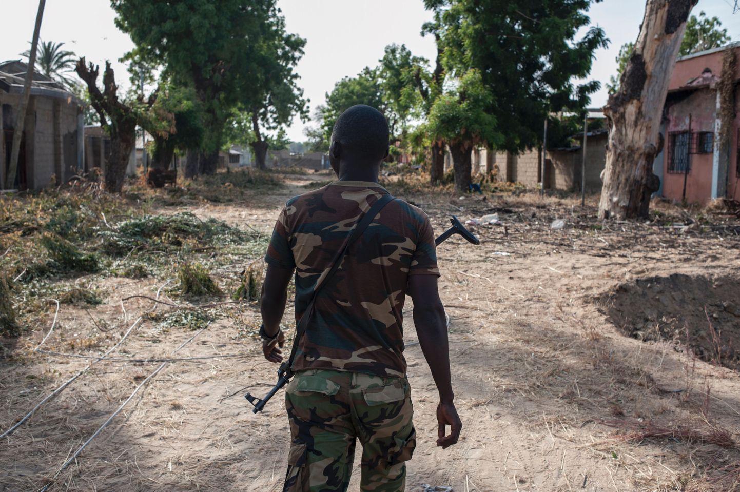 Nigeeria sõdur Bama tänavatel patrullimas.