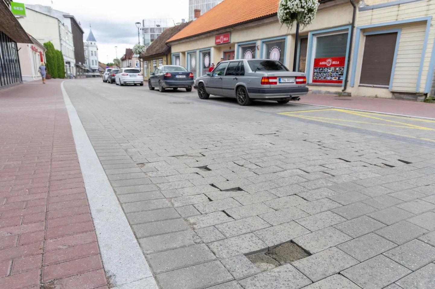Tartu tänava sõiduteel on kivid kohati kulunud ja katki.
