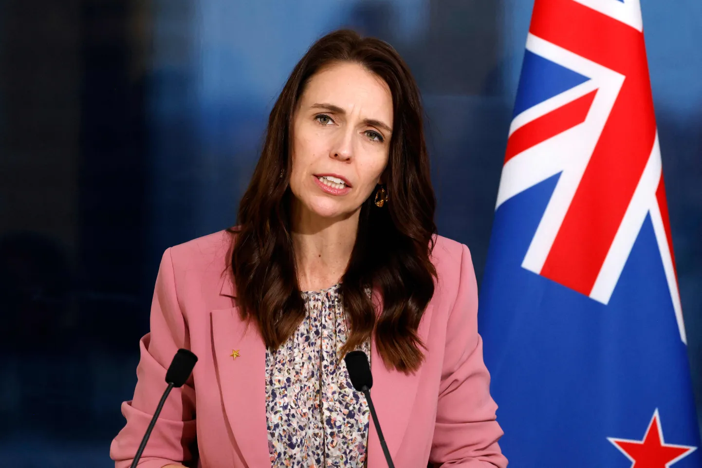 Uus-Meremaa peaminister Jacinda Ardern 20. septembril 2022 USAs- New Yorgis ÜRO peakorteris pressikonverentsil koos Prantsuse presidendi Emmanuel Macroniga (ei ole fotol). Hiljem küsisid ajakirjanikud temalt ka väljas toimunud pressikonverentsil küsimusi