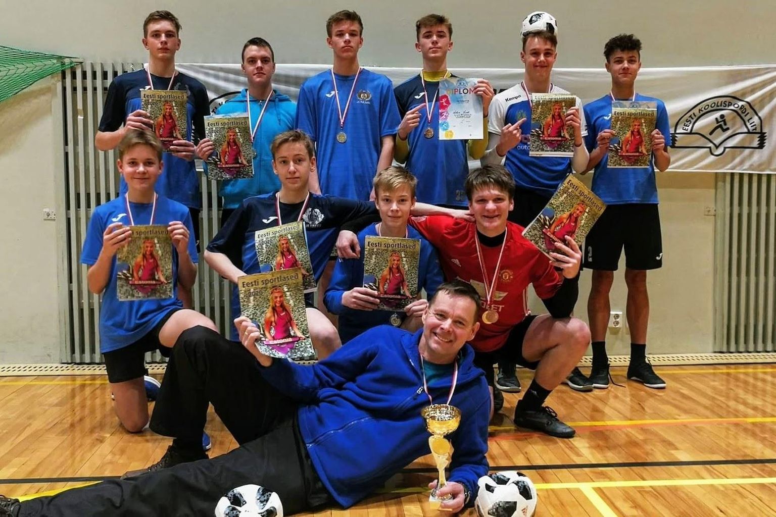 Jakobsoni kooli võistkond võitis Eesti koolispordi liidu saalijalgpalli meistriliiga finaalturniiri.