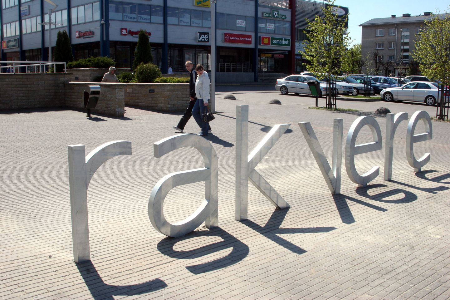 Rakvere linna jalakäijate foori juurde promenaadi otsa paigaldati 2009. aastal kunstipärased rattahoidjad-tähed, mis kokku moo­dustavad nime Rakvere.