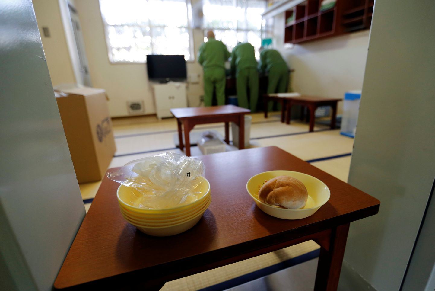 Eakad vangid pesemas nõusid pärast lõunasööki. Tokushima vanglas on vanuritele loodud koguni oma maja.