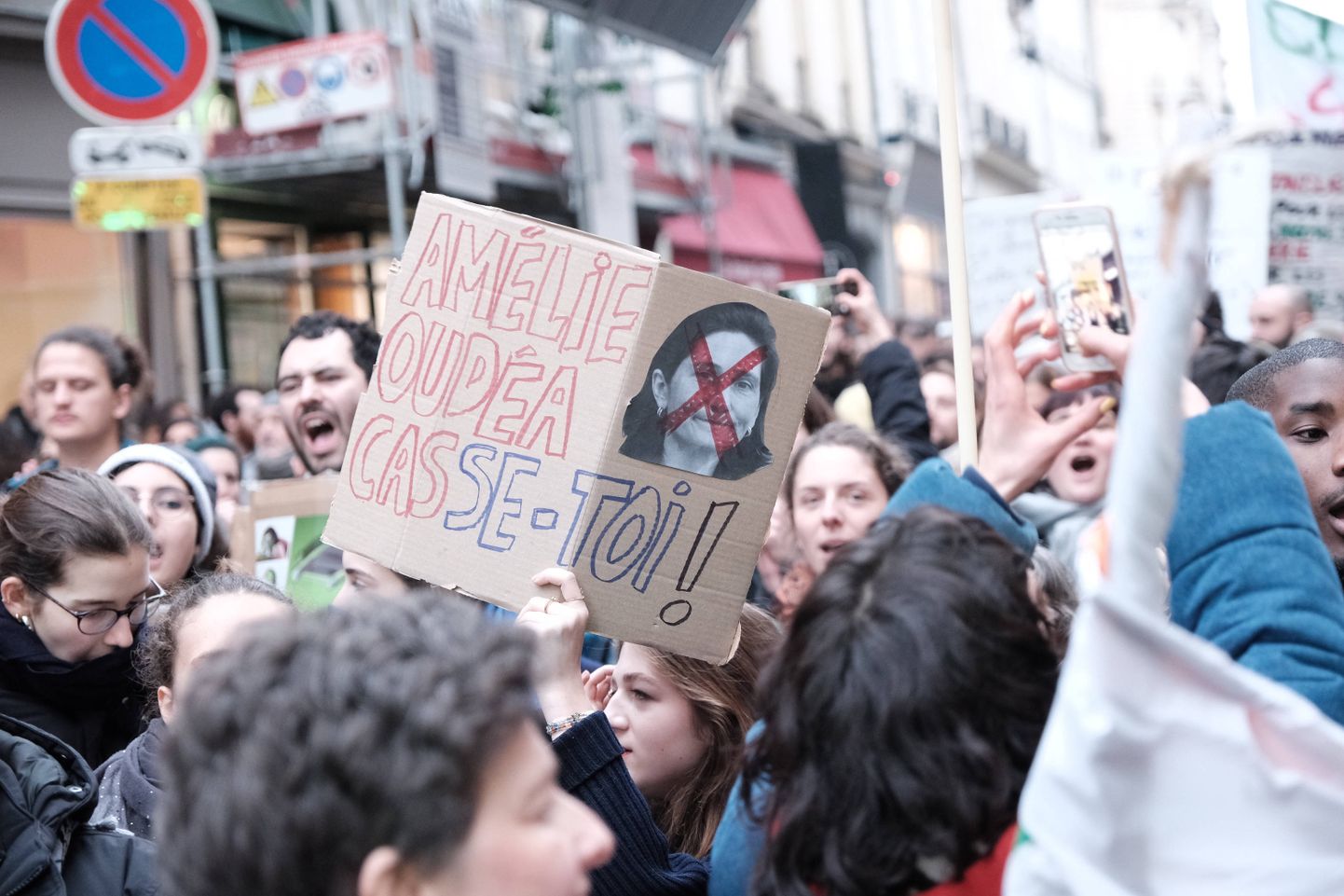 Streikivad õpetajad nõudsid neljapäeval Pariisi tänaval vähem kui kuu ametis olnud haridusministri Amélie Oudéa-Castéra ametist lahkumist.