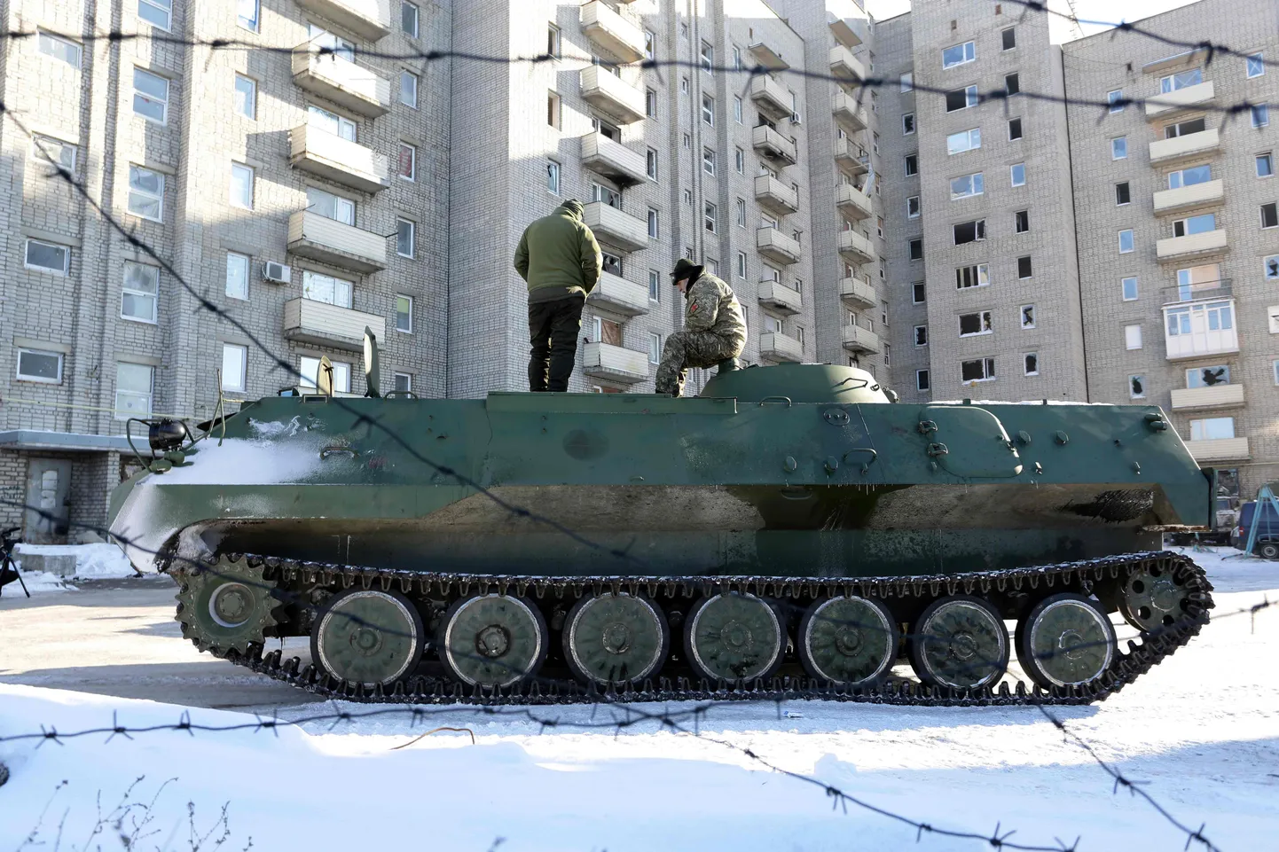 Ukraina meedikud evakueerisid Avdijivkas haavatuid soomukitega.