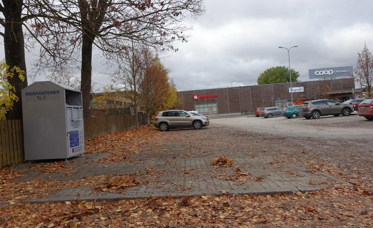 Lembitu tänava poe parkla servas on nüüd riidekonteiner.