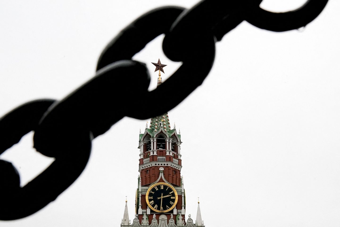 Вид на Спасскую башню Кремля, Москва, 23 марта 2024 года.