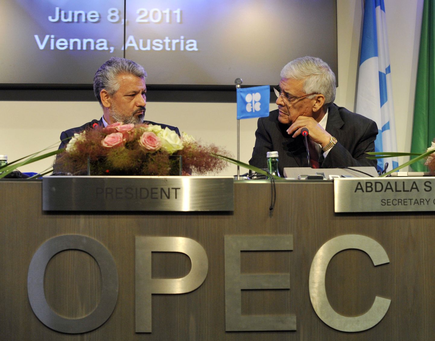 OPECi peasekreätr Abdullah Al-Badri (paremal) ja Iraani naftaminister ning OPECi president Mohammad Aliabadi.