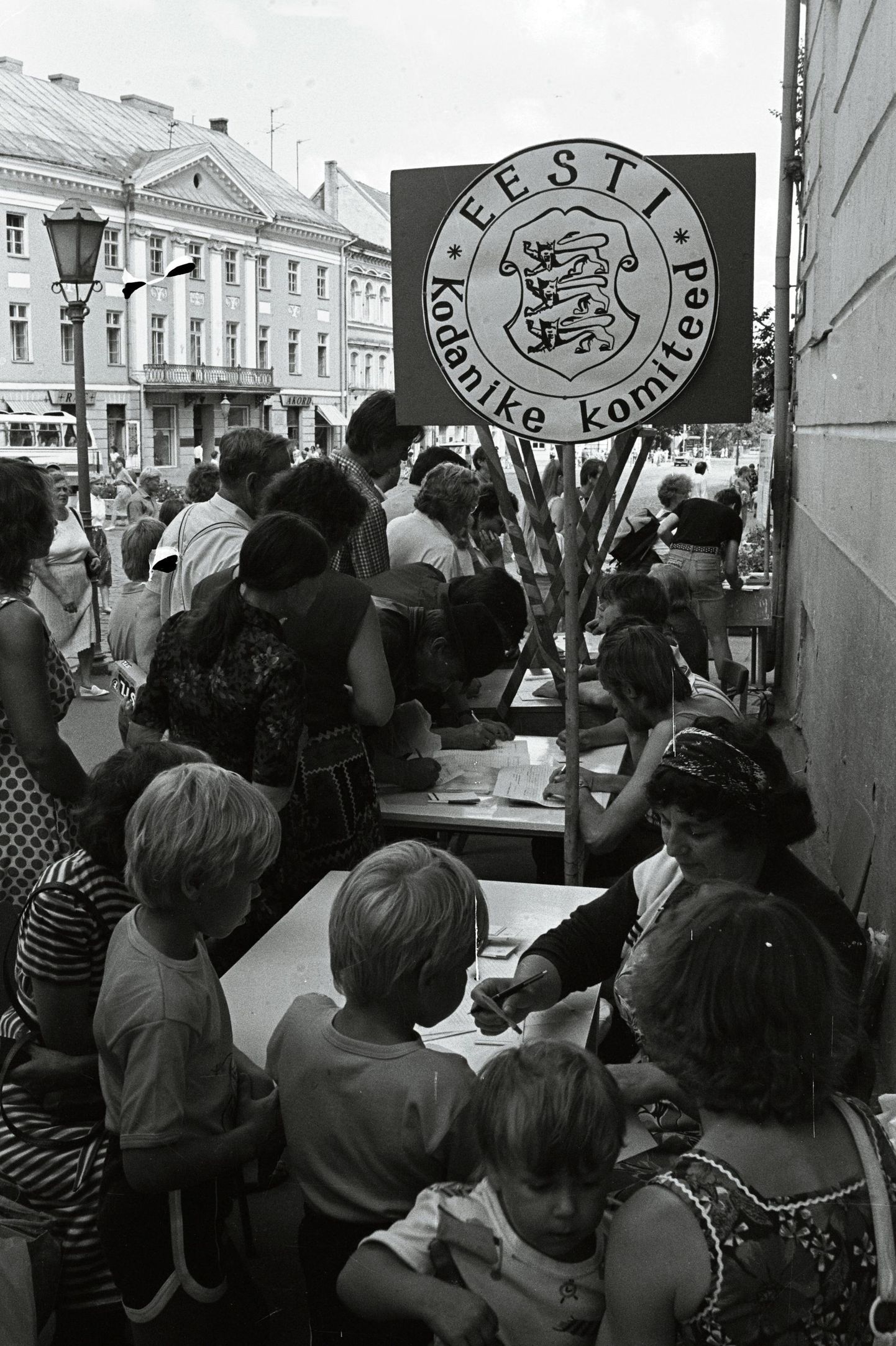 Eesti kodanike registreerimine Tartu Raekoja platsil 1989. aasta suvel.
