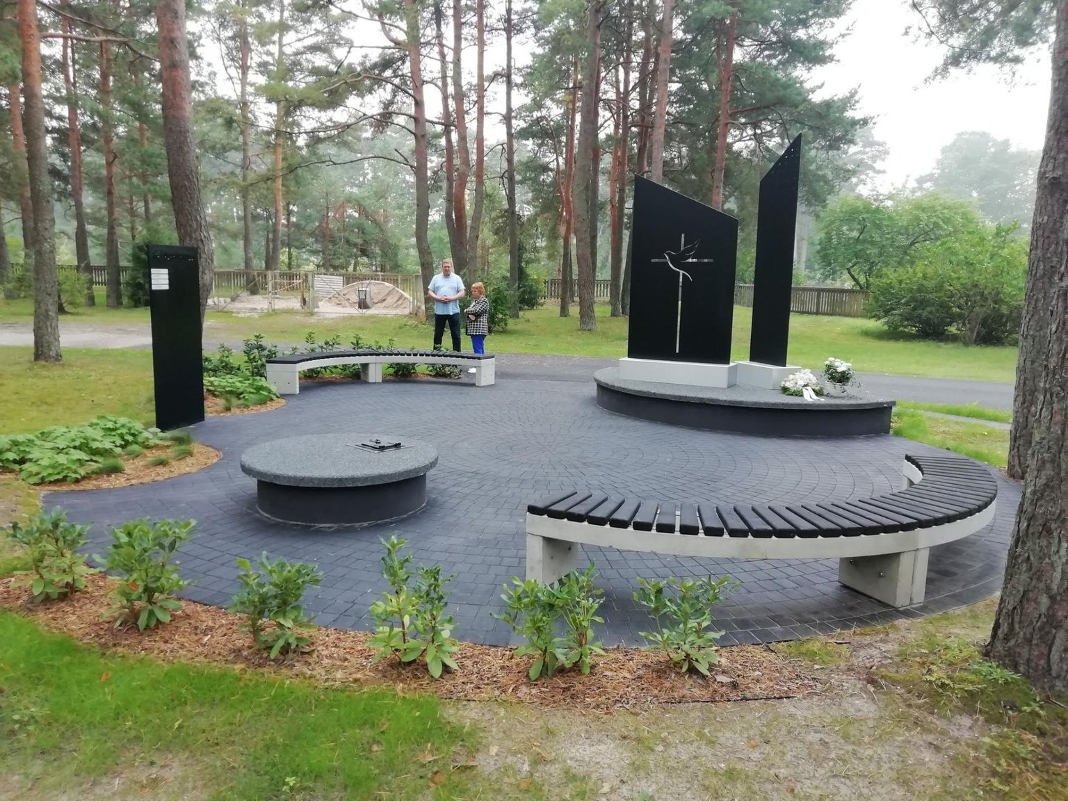 Pärnu Metsakalmistul on tuhapuisteala olnud umbes kuu aega. Viljandi Linnahoolduse juht loodab, et ka Viljandi Metsakalmistule õnnestub seesugune rajada.