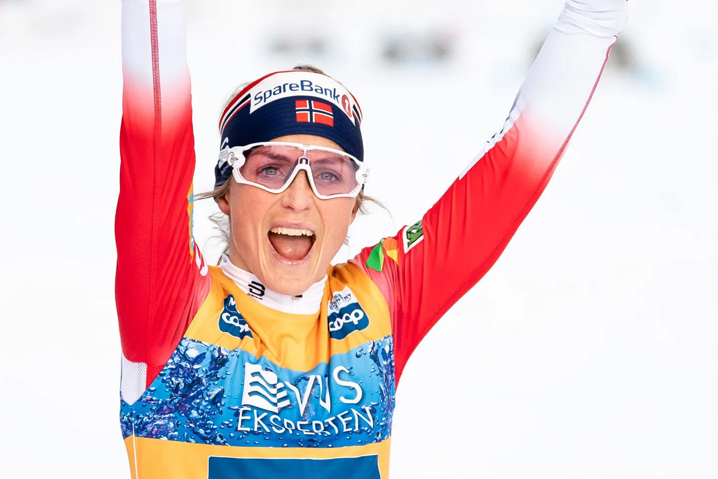 Therese Johaug järjekordset võitu tähistamas