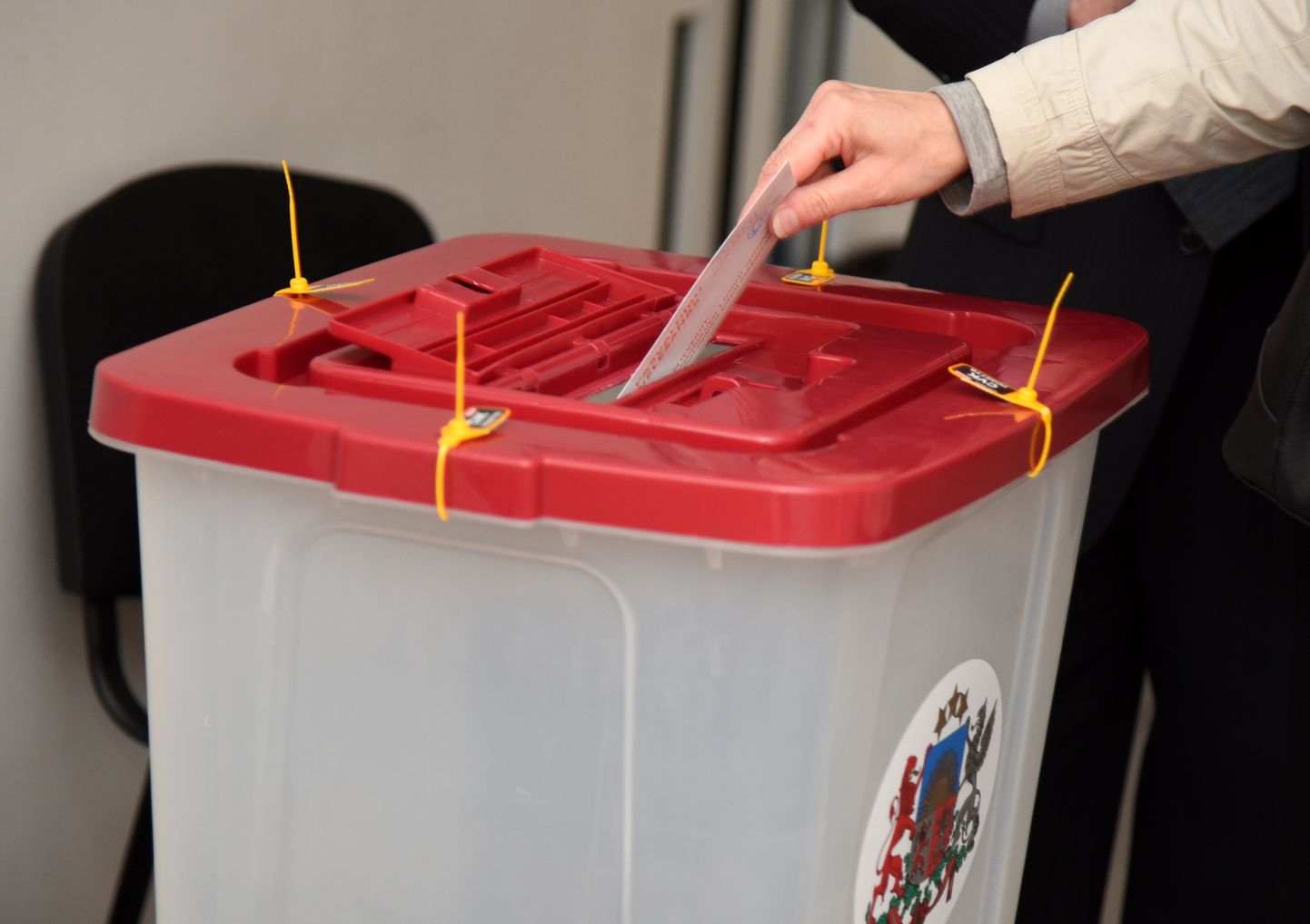 Vēlēšanu urna 38. pašvaldību vēlēšanu iecirknī J.G.Herdena Rīgas Grīziņkalna vidusskolā.