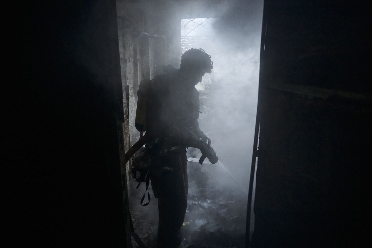 Украинский пожарный на индустриальном объекте после обстрела российской армией